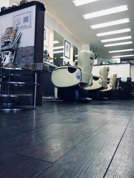 HAIR SALON Light. 店内、理容椅子が並ぶバーバーショップの内観